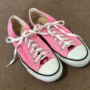 Super cute pink converse!